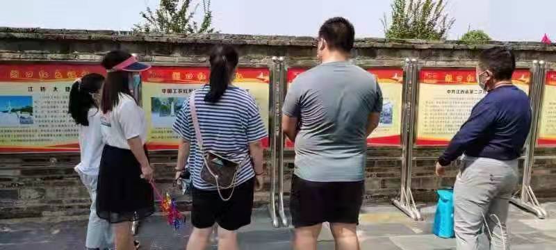 重拾红色记忆 弘扬革命精神 湖口红色图片展进景区 迎国庆