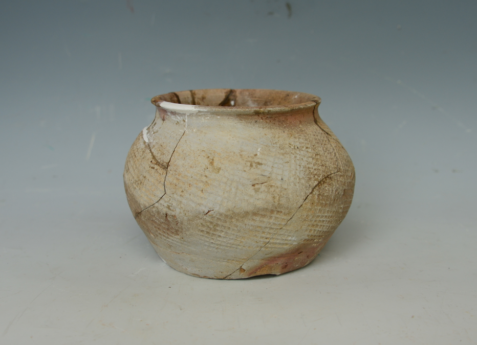 汉代方格纹陶罐