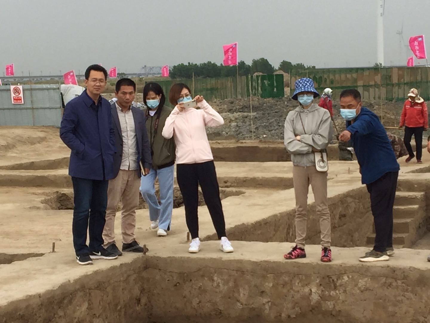 市组织部副部长胡士颍等人对羊囗镇候辛庄东北遗址进行现场考察