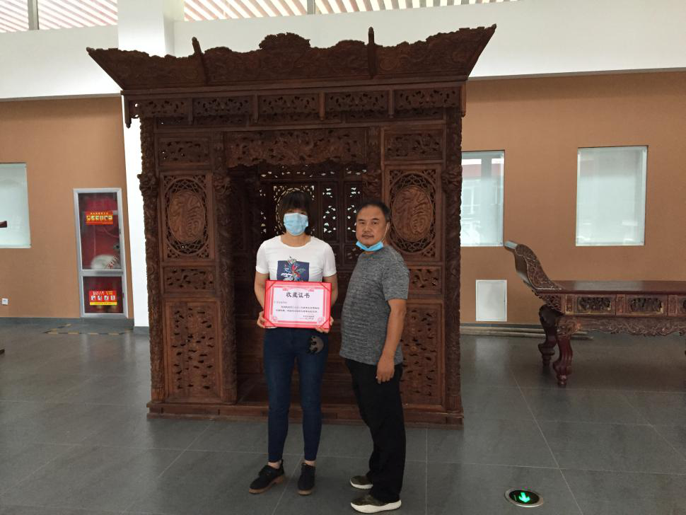 寿光市民向博物馆捐献拔步床